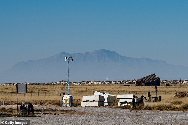 La Base de la Fuerza Aérea de Nuevo México está cerrada después de que un hombre armado abre fuego, mata a uno e hiere a otro