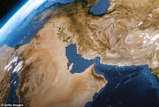 Estados Unidos abre un nuevo frente en la batalla para reabrir el Estrecho de Ormuz mientras los aviones destruyen barcos iraníes y destruyen drones