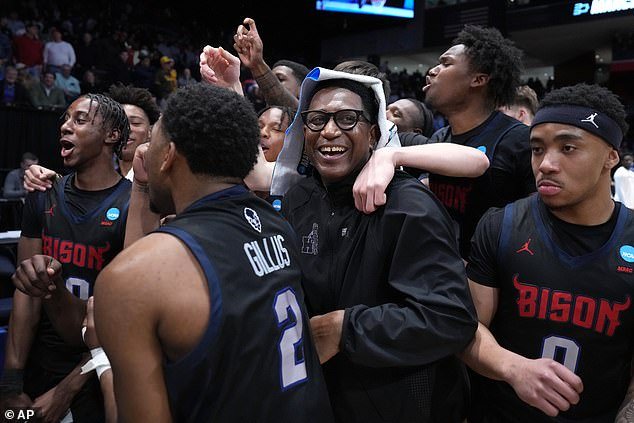 March Madness comienza con una explosión cuando Howard obtiene la primera victoria de la historia y Texas logra un gol ganador en el último segundo en una dramática noche de apertura.
