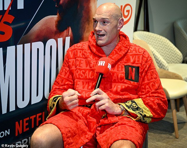 En el momento en que Tyson Fury le dice a su enojada esposa Paris que está saliendo de su retiro del boxeo – y dice que debería investigar el manejo de la ira – mientras ella lo llama “imbécil”