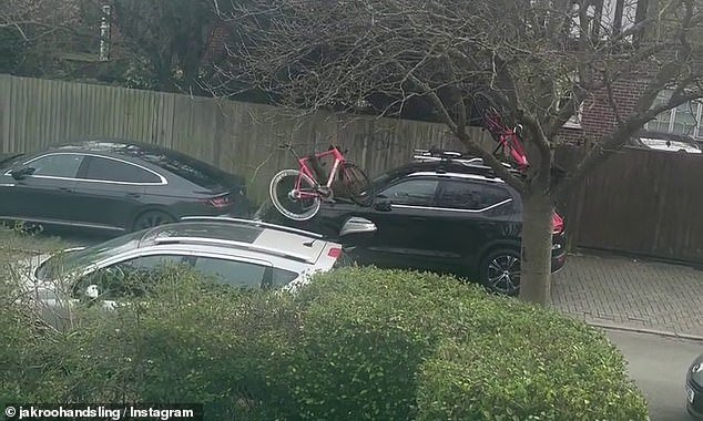 Ladrones con pasamontañas ‘Bracy’ arrebatan del techo del coche la bicicleta de un equipo ciclista de élite valorada en 8.000 libras y amenazan al director del equipo con un enorme machete