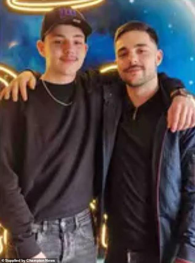 Los padres están envueltos en una batalla legal sobre si deben enterrar o incinerar a su hijo adolescente de 17 años, que se suicidó.