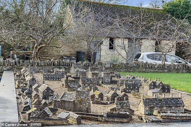 Una casa de campo catalogada de grado II con un jardín delantero MUY inusual sale al mercado por £ 1,6 millones