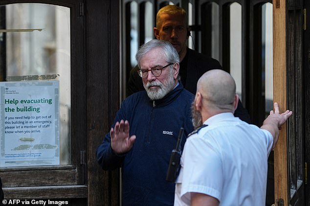 Gerry Adams siempre “se rodeó de prisioneros del IRA”, incluido un guardaespaldas de larga data que estuvo involucrado en el famoso ataque funerario de 1988 contra dos soldados del ejército británico, según escuchó el Tribunal Superior.