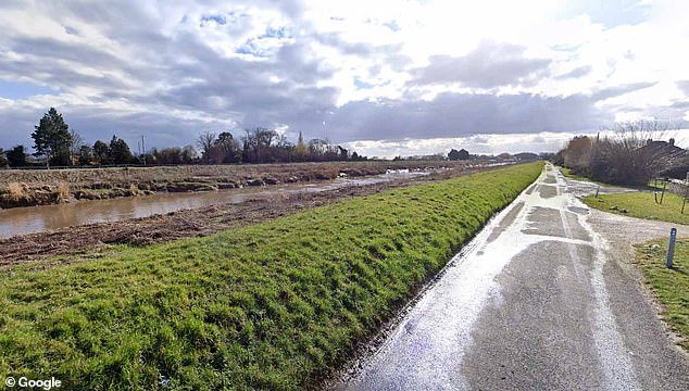 Búsqueda frenética de dos adolescentes desaparecidos después de que un coche con cinco jóvenes en su interior se hundiera en un río