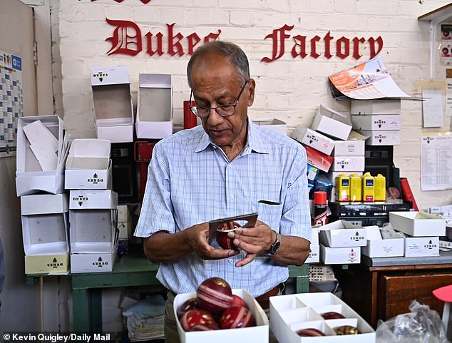 Revelado: El cricket de Inglaterra se está quedando sin PELOTAS: En una ‘gran crisis’ que ha dejado a Inglaterra y a los condados con la mitad de los números que necesitan y un plan frenético para encontrar una solución a medida que la guerra en el Medio Oriente pasa factura – ‘esta es una llamada de atención para todos’