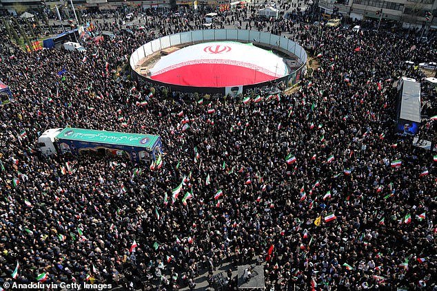 Miles de personas asisten al funeral del líder suplente iraní Ali Larijani y su hijo mientras sus cuerpos desfilan en camiones adornados con imágenes de los muertos.