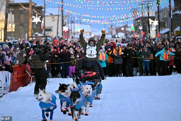 La estrella de reality shows se adjudica la victoria en la controvertida carrera de trineos tirados por perros de 1.000 millas en Alaska, en medio de renovados llamados para cancelar la tradición “cruel”