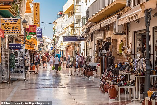 Una niña de 14 años es agredida sexualmente por tres hombres en el hotel Costa del Sol y obligada a saltar desde el balcón para escapar después de que sus padres denunciaran su desaparición.