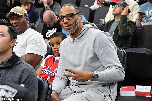 Momento tenso: un gran jugador de la NBA confronta en vivo al productor de un podcast después de sorprenderlo burlándose de su impedimento del habla.