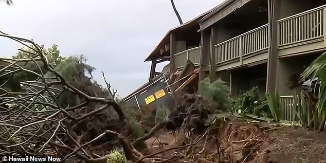 El edificio de condominios frente a la playa en Hawaii Resort Paradise sufre un colapso parcial mientras una inundación histórica arrasa la isla