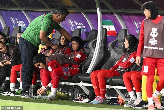 Los futbolistas iraníes llegan a casa para una recepción de héroe… pero en el fondo acecha un escalofriante recordatorio de los peligros que enfrentan.