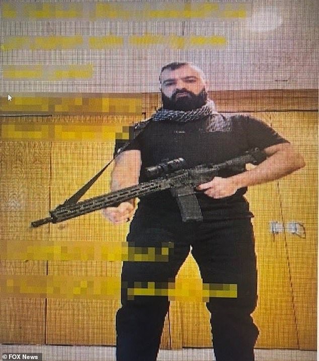 El tirador de la sinagoga de Michigan posa con el mismo rifle que usó horas antes del ataque