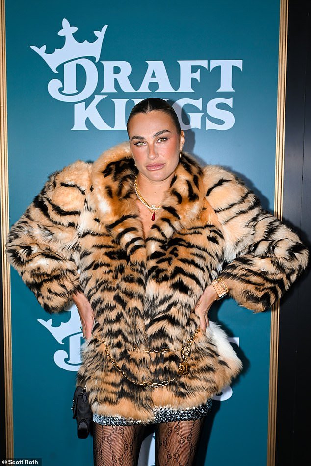 Aryna Sabalenka muestra su anillo de compromiso mientras la ven en una lujosa cena en el restaurante Bad Bunny en Miami.