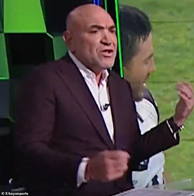 Los fanáticos del fútbol pierden la cabeza cuando la leyenda del juego discute explosivamente con un reportero de televisión y pierde MALAMENTE