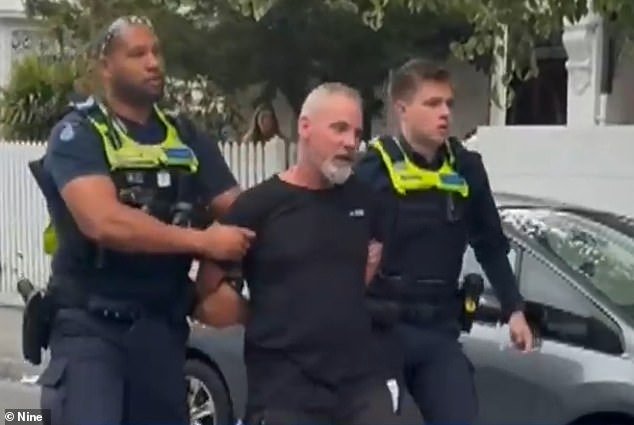 Conductor acusado con los ojos desorbitados del impresionante arrebato de Richmond después de su arresto por un vehículo de tres ruedas visto corriendo por las calles de Melbourne en una lluvia de chispas y llamas.