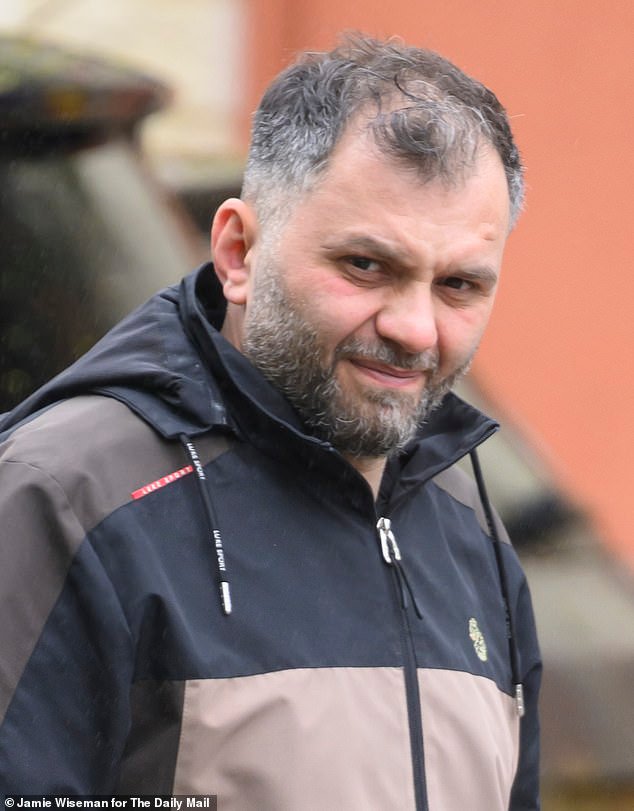 A un migrante criminal se le permitió quedarse en Gran Bretaña después de luchar contra la deportación argumentando que a su hijo no le gustaban los nuggets de pollo extranjeros.