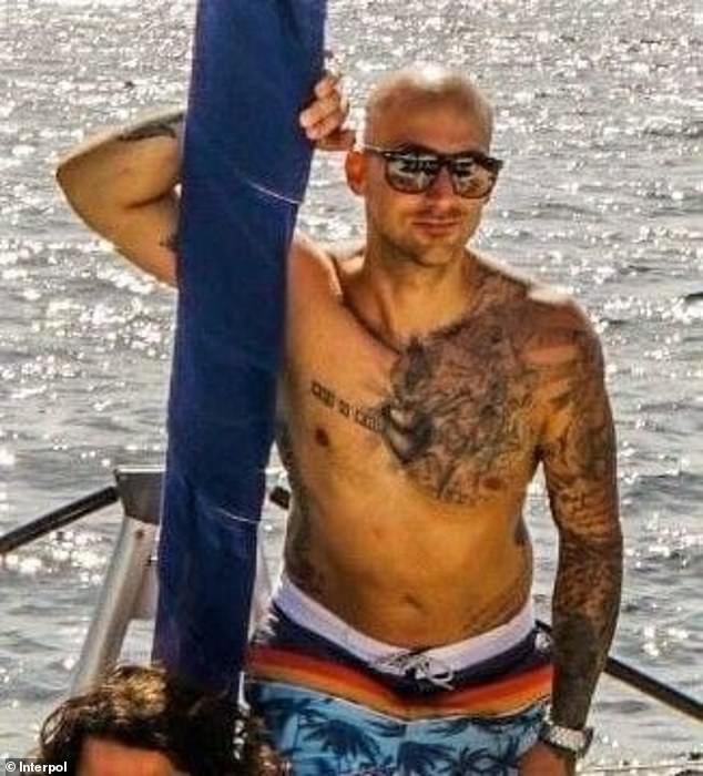 Hombre arrestado por asesinato de jefe de la mafia y veterinario inocente después de 9 años de fuga