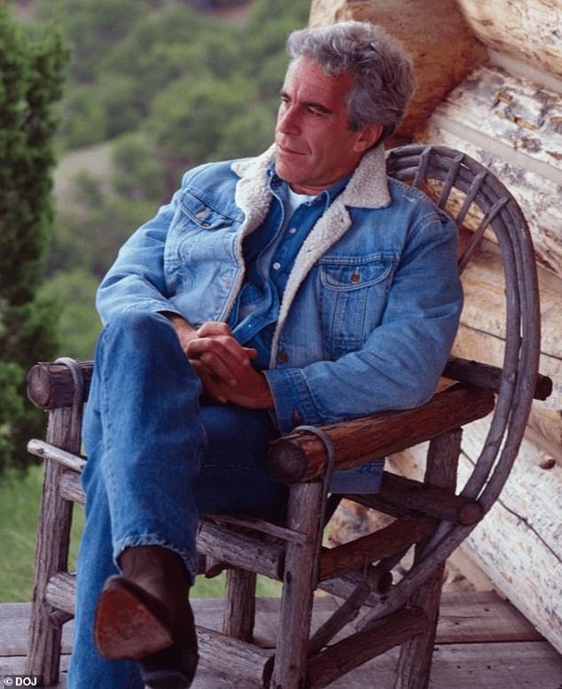 Influencers macabros acuden en masa a la famosa “Pedo Island” de Jeffrey Epstein para filmar contenido que se ha convertido en un éxito entre los espectadores de YouTube.