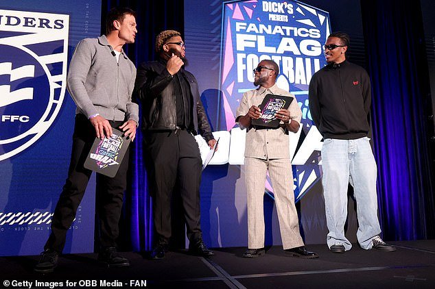 Tom Brady reaviva la disputa con Logan Paul y destroza a Jayden Daniels durante el estridente draft de fútbol americano de bandera en Los Ángeles