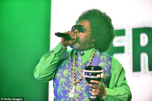 Afroman gana una demanda por difamación de 3,9 millones de dólares por imágenes de una redada policial utilizadas en el vídeo musical del rapero y en canciones que se burlan de la policía