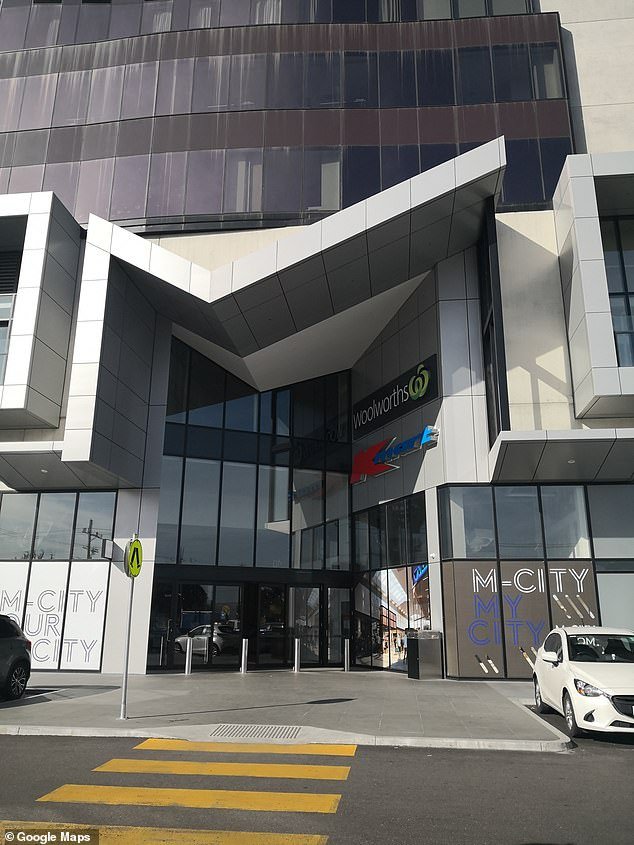 Un apuñalamiento sacude el centro comercial de Melbourne mientras una joven presuntamente atacada