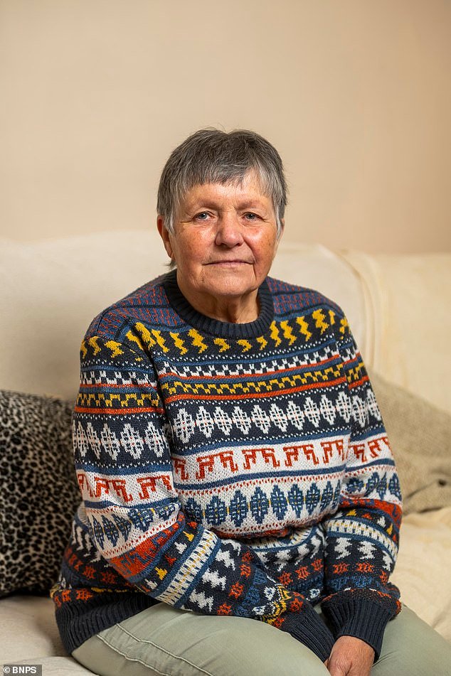 Una pensionista desalojada de su bungalow de 420.000 libras después de perder una batalla judicial con su vecino por una franja de terreno de 30 centímetros descubre que todavía tiene que pagar 163 libras al mes en impuestos municipales sobre ese terreno.