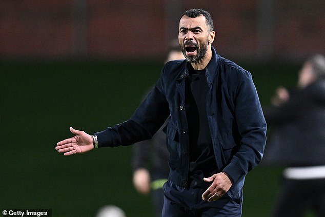 Ashley Cole está teniendo un comienzo de pesadilla en su carrera como entrenador mientras los pececillos italianos son golpeados por sus rivales de la Serie B, y a la ex estrella de Inglaterra le dicen que debe cumplir “ciertas condiciones” para mantener su puesto.