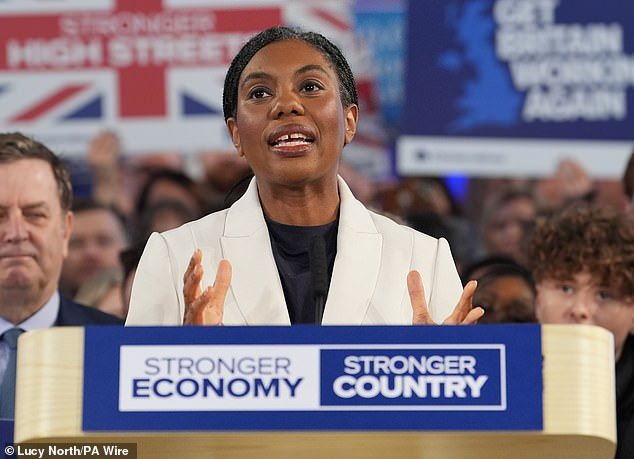 Kemi Badenoch dice que los conservadores están “regresando” mientras lanza la campaña electoral local del partido atacando a Nigel Farage y al “hipnotizador de tetas” Zack Polanski.