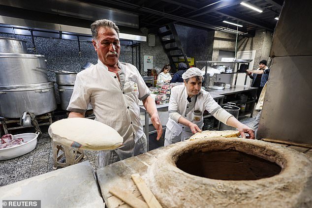 La vida continúa mientras la guerra hace estragos a su alrededor: los iraníes intentan continuar con normalidad mientras el conflicto se extiende por la región y desata el caos económico global.