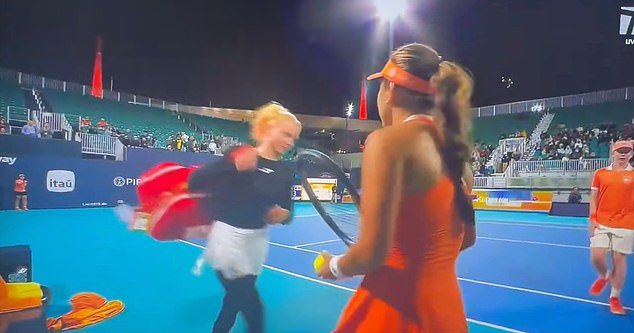 Extraño momento en que la estrella del tenis abandona la cancha llorando, dejando atónito a su oponente, después de la eliminación del Abierto de Miami
