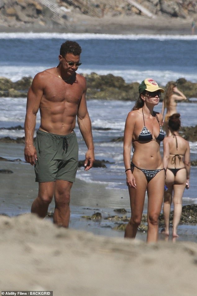 La ex estrella de la NBA Blake Griffin muestra su físico desgarrado mientras va sin camisa en la playa con su prometida modelo