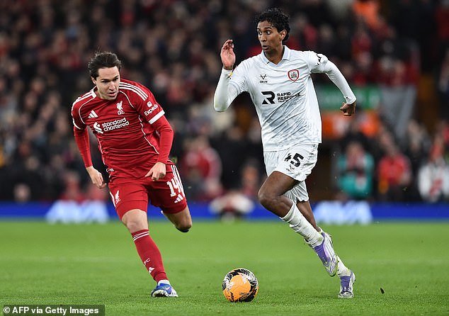 DENTRO DE LA EFL: La estrella de Barnsley, VIMAL YOGANATHAN, cuenta cómo se ‘recuperó’ después del rechazo del Liverpool, los secretos del mediocampo que está aprendiendo del jefe de Tykes, Conor Hourihane, y cómo allanó el camino para los jugadores del sur de Asia.