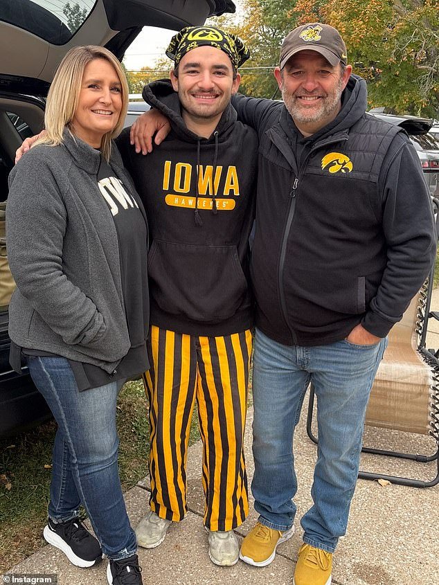 La feliz vida de pastel de manzana de una madre adinerada de clase media ahora acusada en un caso sin resolver ASESINATO de un agente de bienes raíces encontrado muerto en 2011