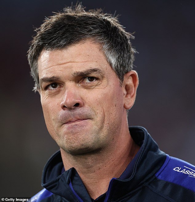 El entrenador de fútbol se fue enojado después de exigir PUNTOS cuando la ventana se rompió en el desmoronado estadio de Canberra.