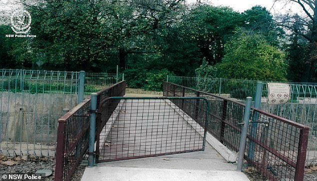 Fotografías extrañas de la escena del crimen de hace dos décadas publicadas como parte de una nueva campaña para encontrar depredadores sexuales escondidos a plena vista.