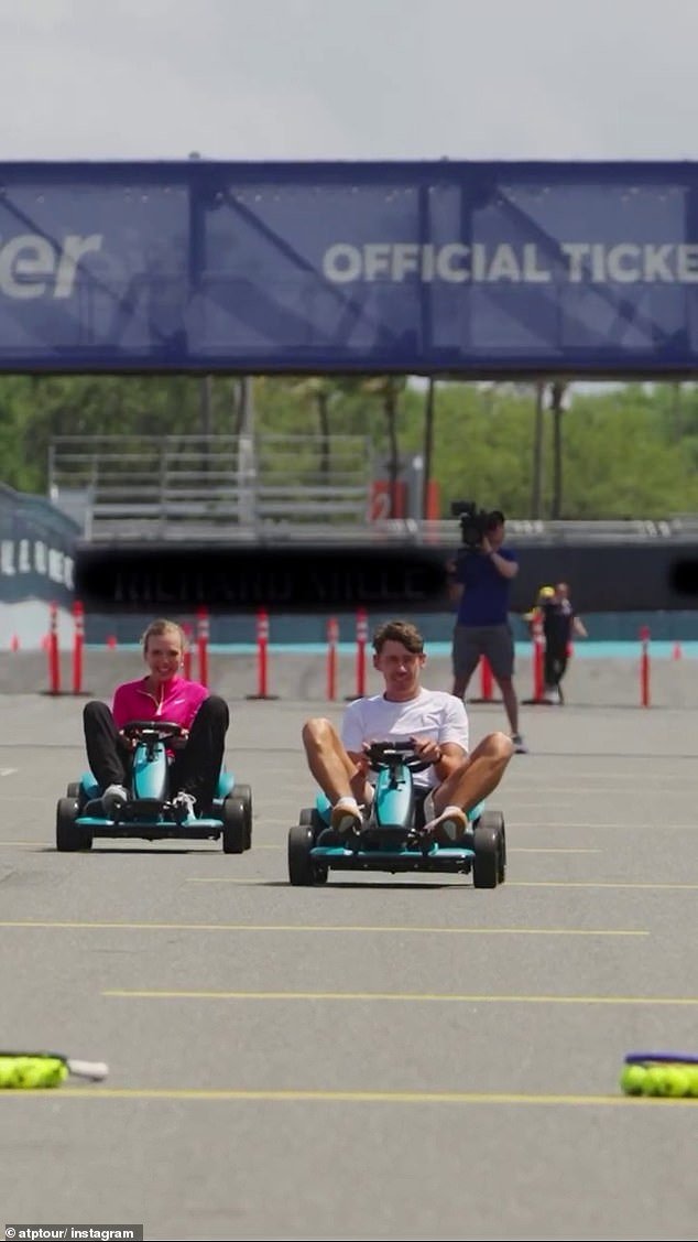 La poderosa pareja de tenis Alex de Miñaur y Katie Boulter compiten para ver quién es el mejor conductor