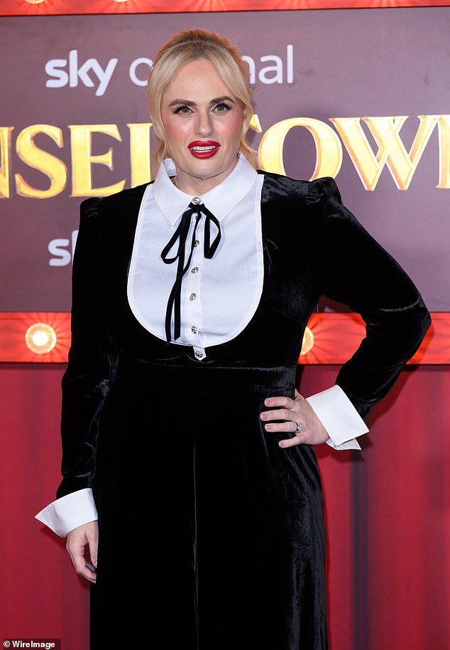 Rebel Wilson amordazado después de un insulto salvaje por un ‘anillo sexual gigante’ mientras su coprotagonista Charlotte MacInnes continúa la disputa por la película The Deb