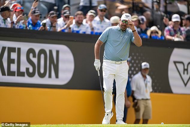 Phil Mickelson sufre un abrupto regreso al golf después de un emotivo mensaje sobre la misteriosa ausencia de su esposa