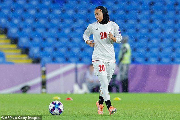 La futbolista iraní que regresa a su país de origen afirma que la policía australiana presionó a sus jugadores para que se quedaran