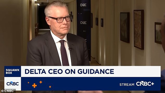 El director ejecutivo de Delta está enojado con los guardias de seguridad no remunerados mientras un funcionario de la TSA advierte que el caos en el aeropuerto “empeorará antes de mejorar”