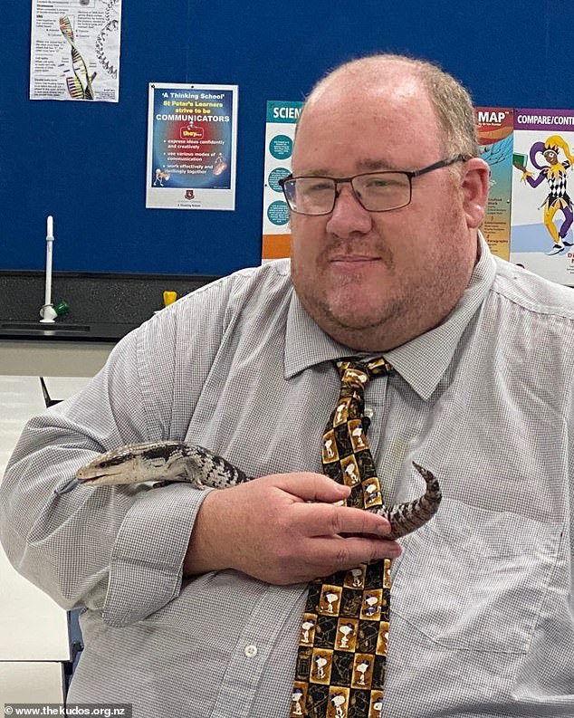 Desenmascarado: espeluznante profesor de ciencias de Queensland que hizo comentarios indescriptiblemente VILES a estudiantes atónitos de Year 10