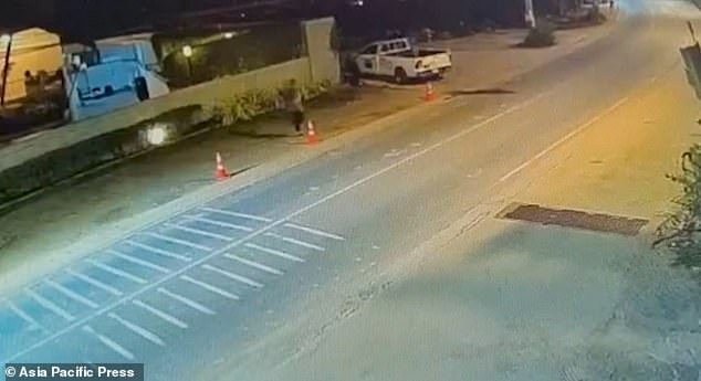 Un inquietante circuito cerrado de televisión muestra los últimos momentos de la estrella de TOWIE, Jordan Wright, antes de ser encontrado muerto en Tailandia.