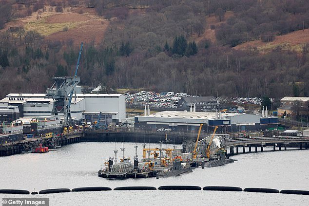 Dos ‘espías iraníes’ arrestados después de ‘intentar ingresar a la base nuclear de Faslane’, mientras Irán amenaza a Gran Bretaña con ‘participar en una agresión’ al permitir que Estados Unidos use sus bases