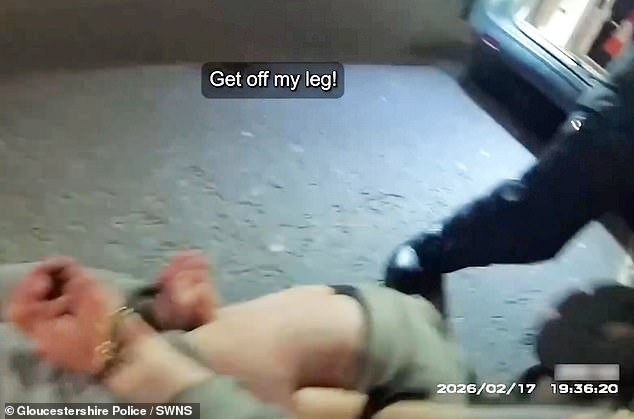 Momento en que un oficial de policía grita de dolor cuando un hombre lo muerde en la pierna durante el arresto