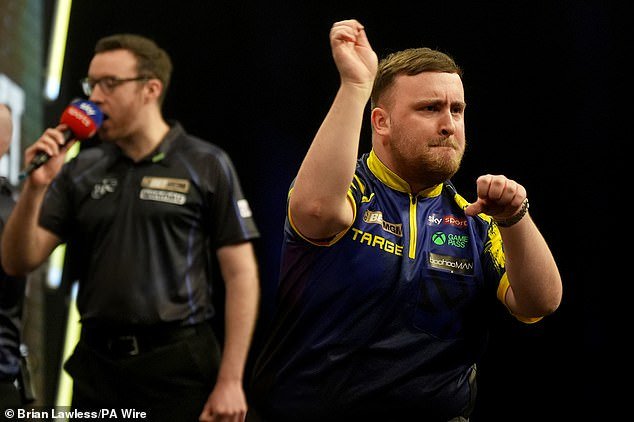 Un fanático de los dardos se embolsa una increíble cantidad de £5,000 con una apuesta de £10 en el partido de Luke Littler contra Michael van Gerwen, ¡lo que dejó a los críticos de las redes sociales afirmando que es falso!