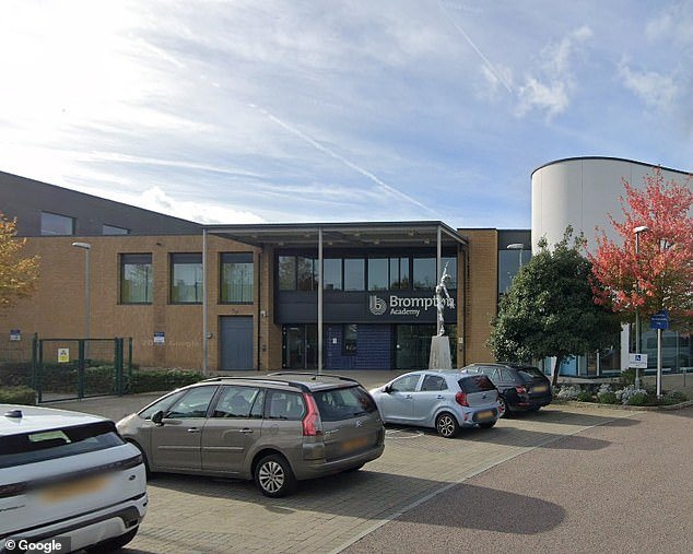 Profesor de inglés que les dijo a sus estudiantes que había algo “psicológicamente malo” en las personas transgénero puede conservar su trabajo