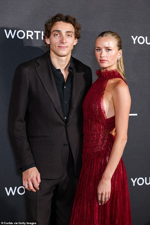 El campeón olímpico de salto con pértiga Mondo Duplantis se casa en secreto con su glamorosa novia y dice que “no le importa” si se pierde los eventos de la boda