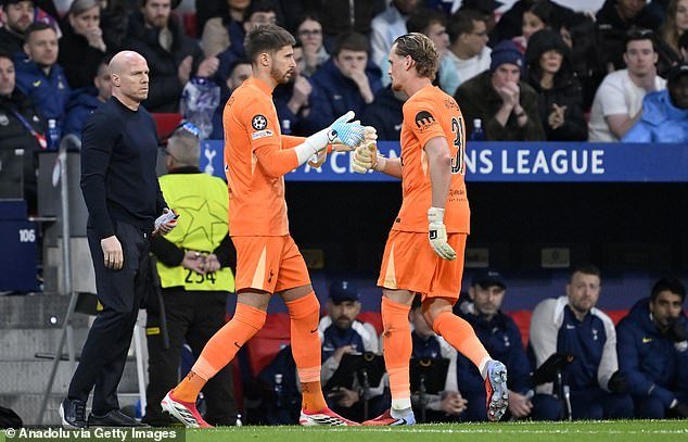 Antonin Kinsky podría prepararse para el regreso del Tottenham solo dos semanas después de la pesadilla de la Liga de Campeones mientras los Spurs sufren el golpe de Guglielmo Vicario
