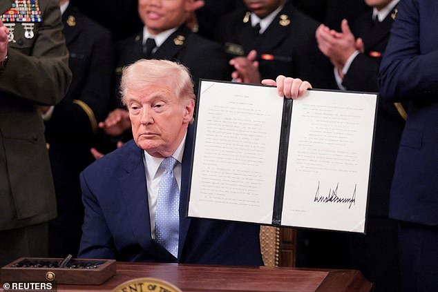 Donald Trump firma una orden ejecutiva explosiva sobre el fútbol universitario para ayudar a preservar el histórico juego de rivalidad entre el Ejército y la Marina